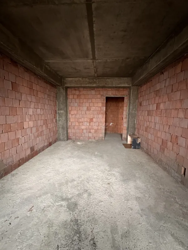 Satılır 2 otaqlı mənzil 83 m²