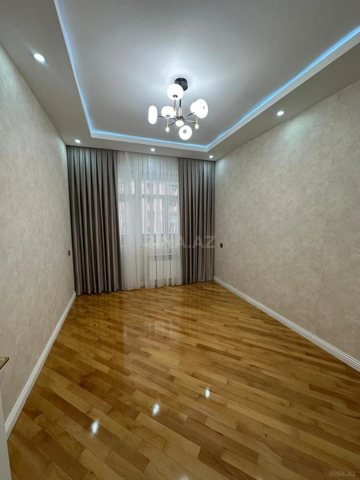 Satılır 3 otaqlı mənzil 130 m²