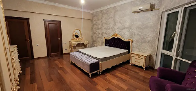 Satılır 5 otaqlı mənzil 250 m²