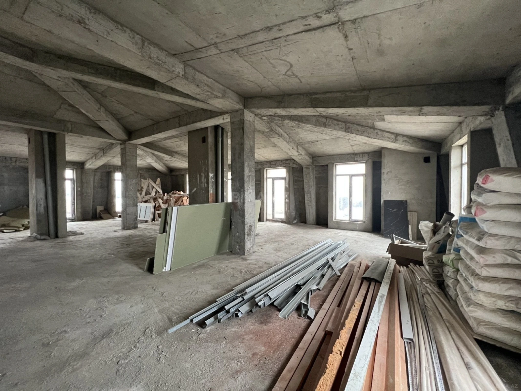 Satılır 4 otaqlı mənzil 160 m²