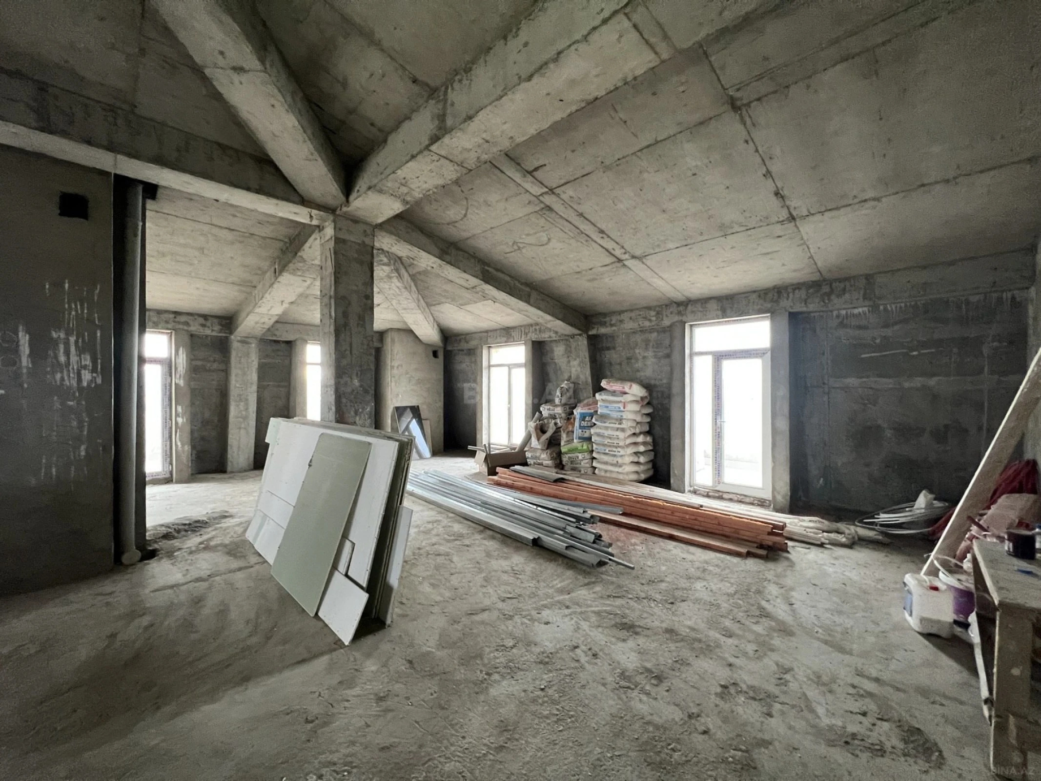 Satılır 4 otaqlı mənzil 160 m²