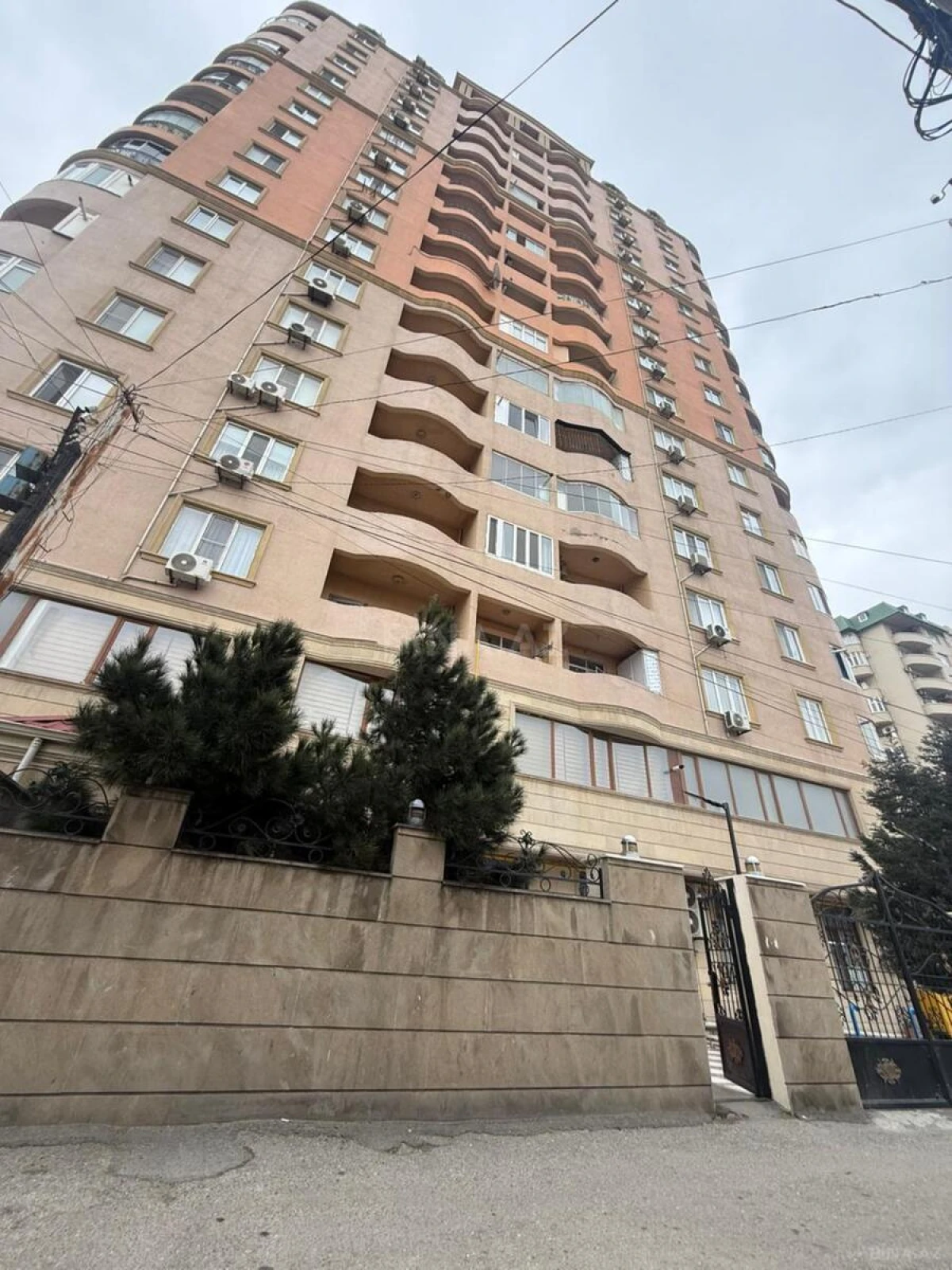 Satılır 4 otaqlı mənzil 155 m²