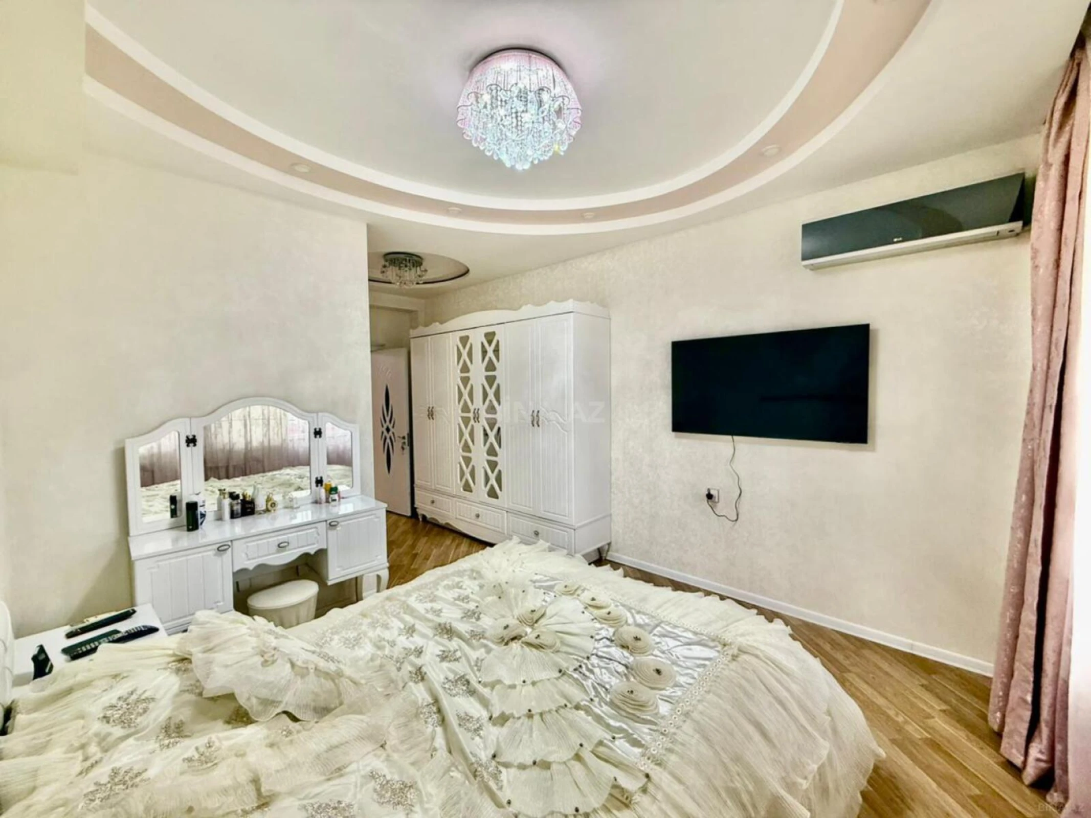 Satılır 4 otaqlı mənzil 155 m²