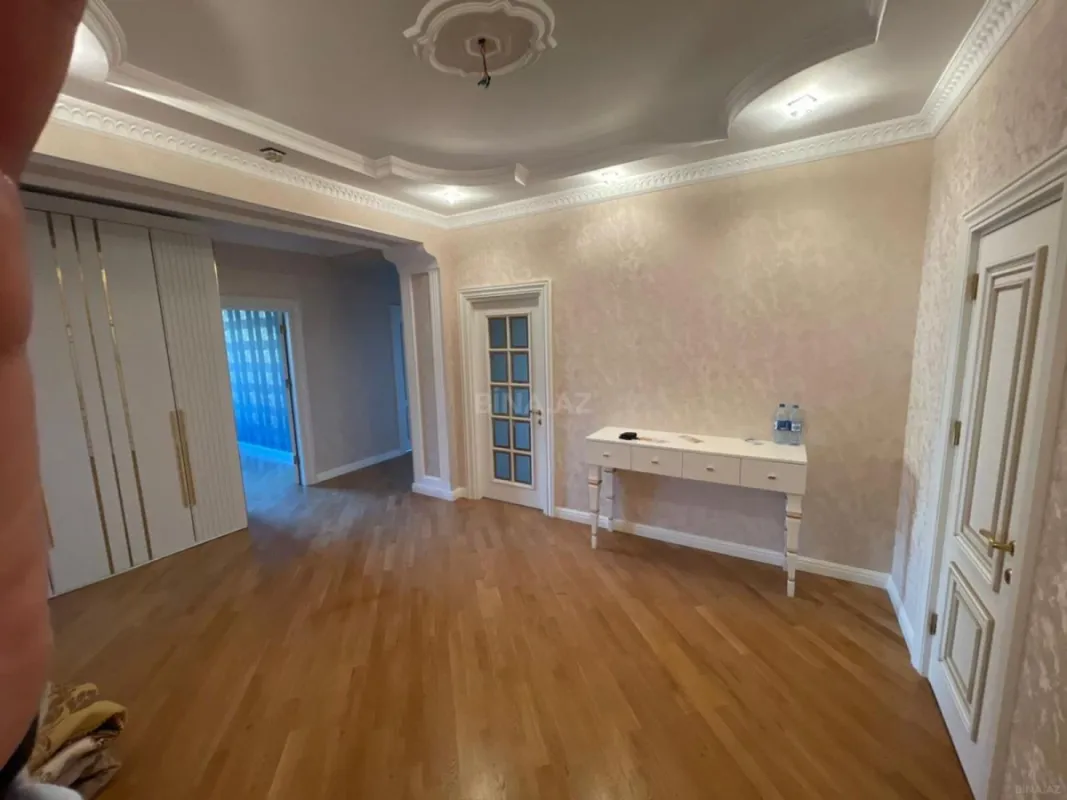 Kirayə verilir 3 otaqlı mənzil 146 m²