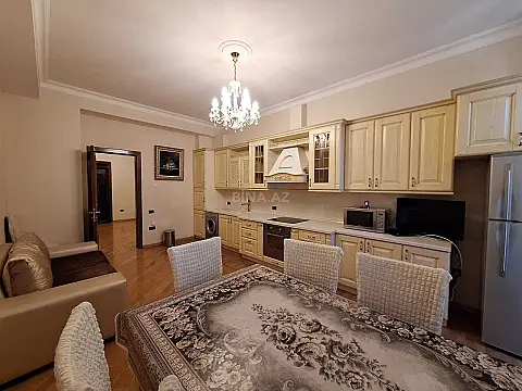 Kirayə verilir 3 otaqlı mənzil 180 m²