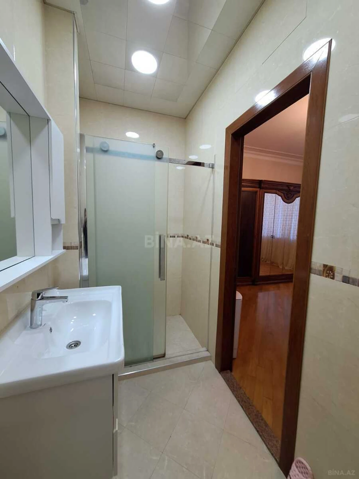 Kirayə verilir 3 otaqlı mənzil 180 m²