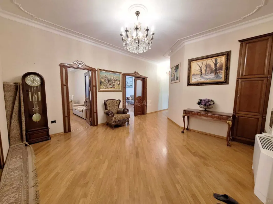 Kirayə verilir 3 otaqlı mənzil 180 m²