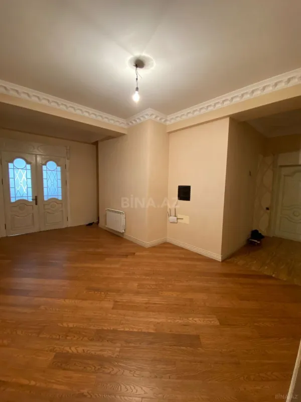 Satılır 5 otaqlı mənzil 210 m²