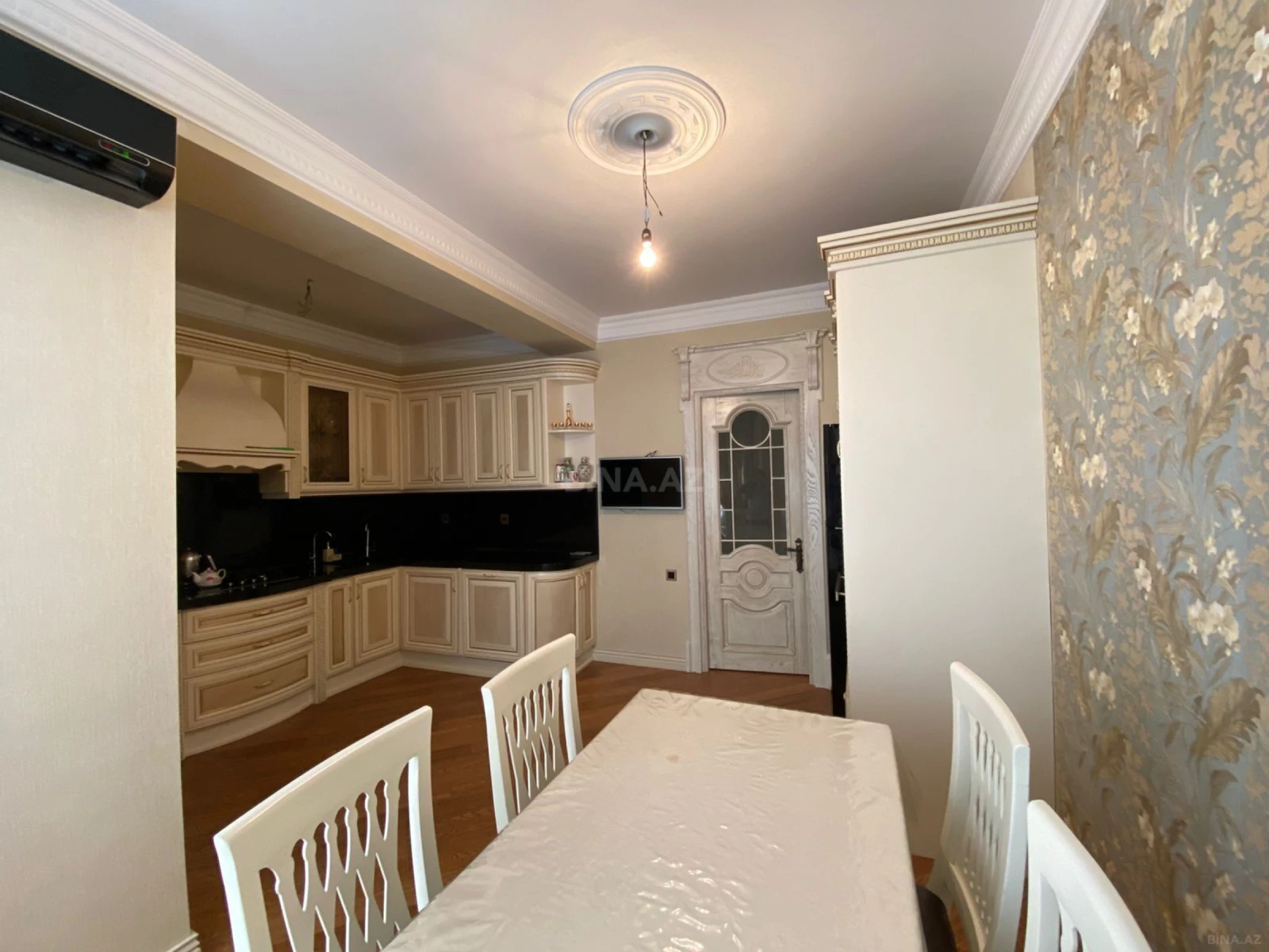 Satılır 5 otaqlı mənzil 210 m²