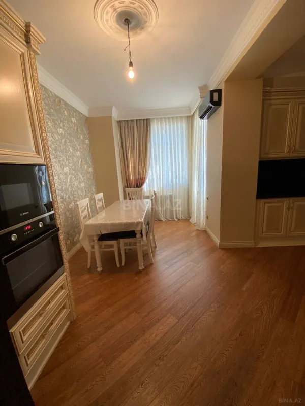 Satılır 5 otaqlı mənzil 210 m²