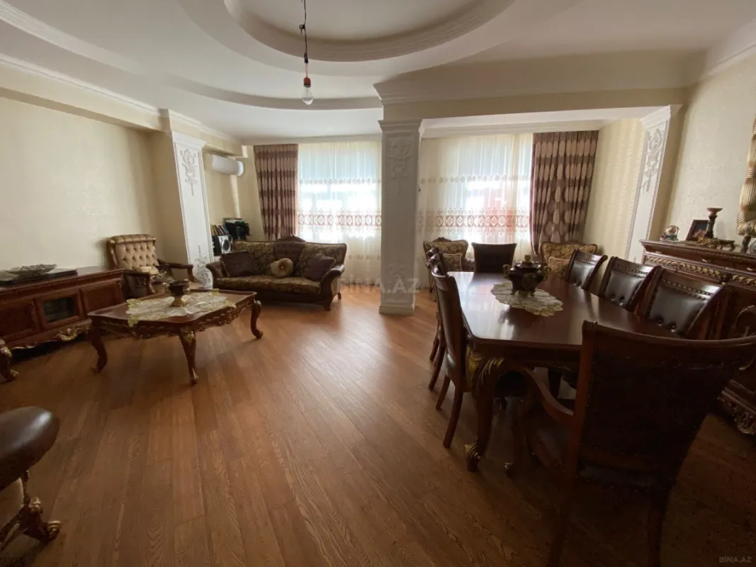 Satılır 5 otaqlı mənzil 210 m²