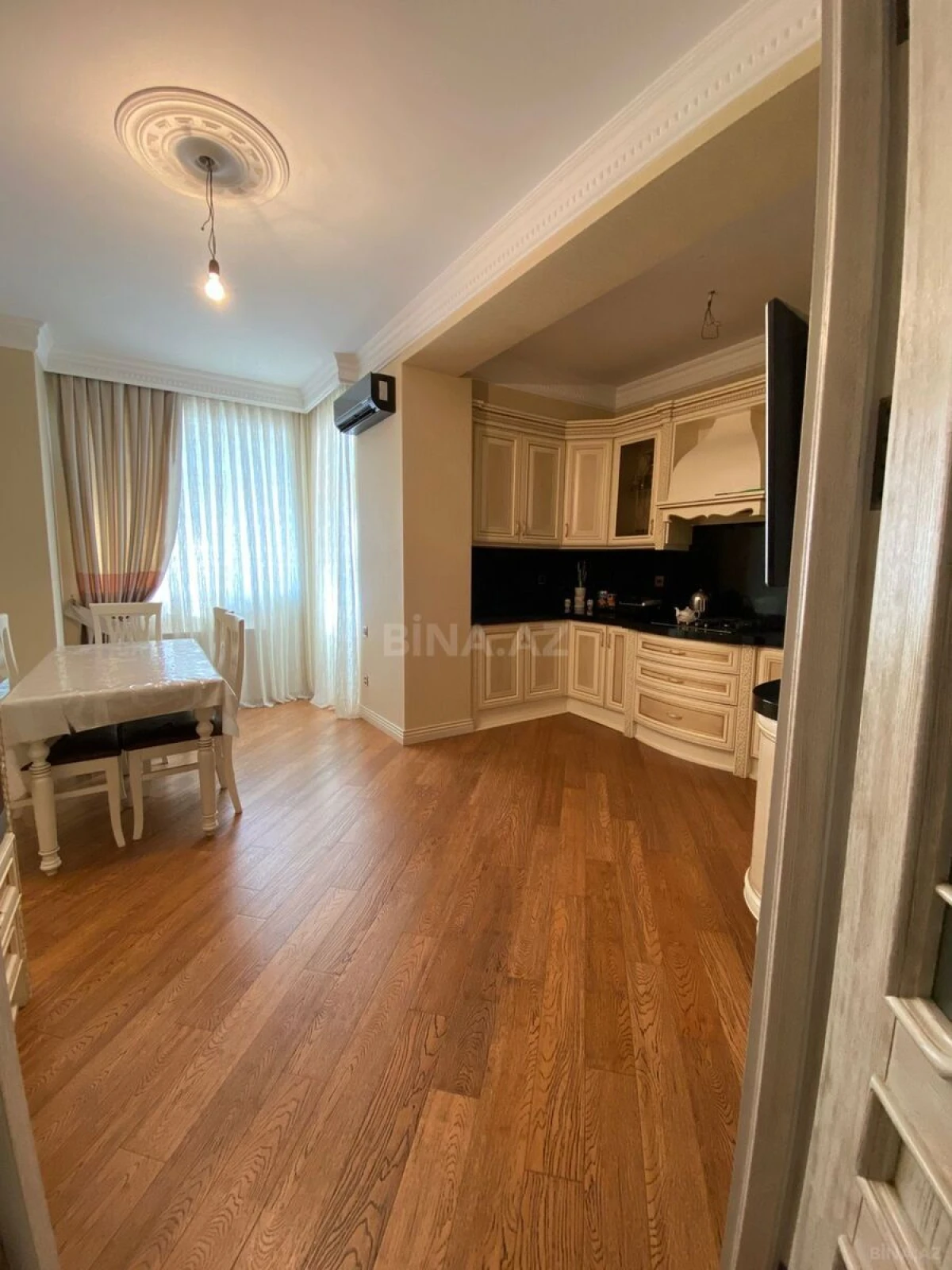 Satılır 5 otaqlı mənzil 210 m²