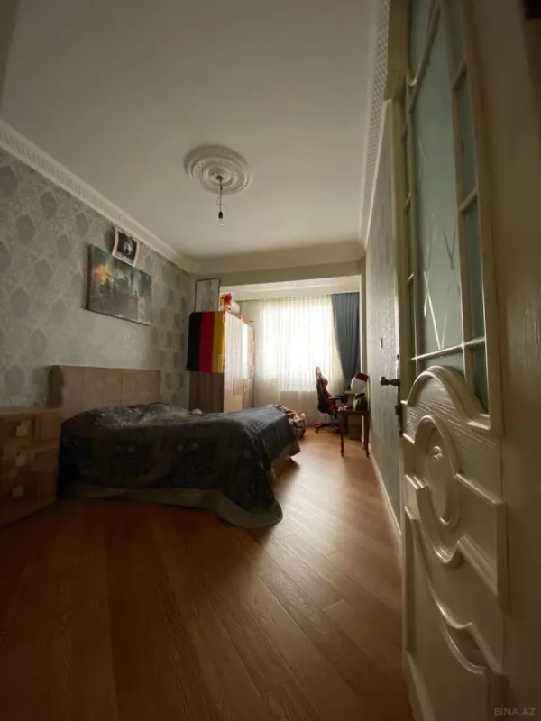 Satılır 5 otaqlı mənzil 210 m²