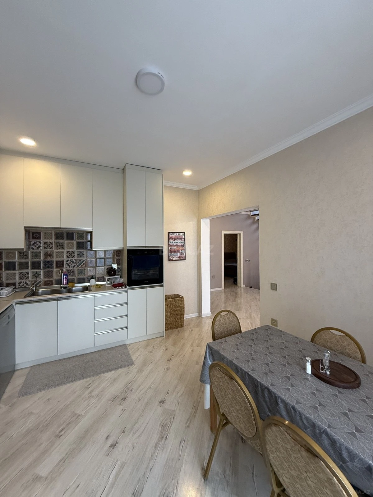 Satılır 13 otaqlı həyət evi 363 m²