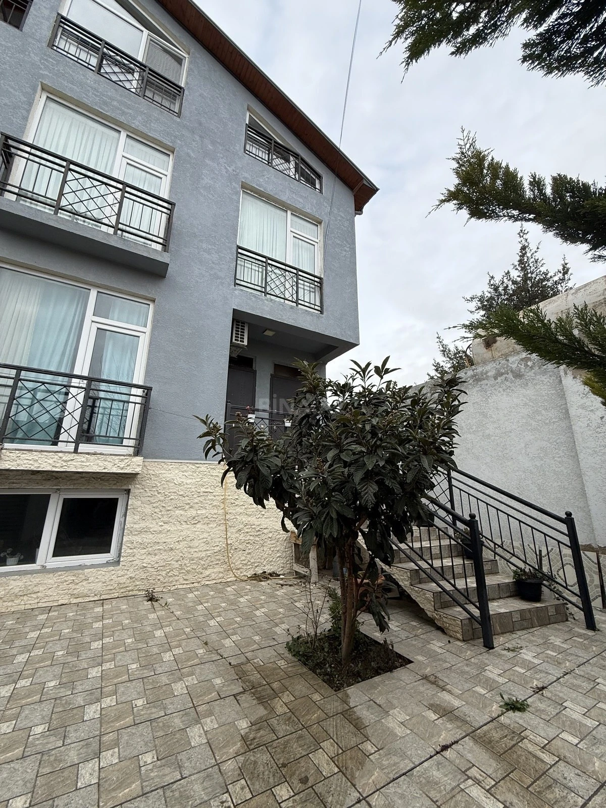 Satılır 13 otaqlı həyət evi 363 m²