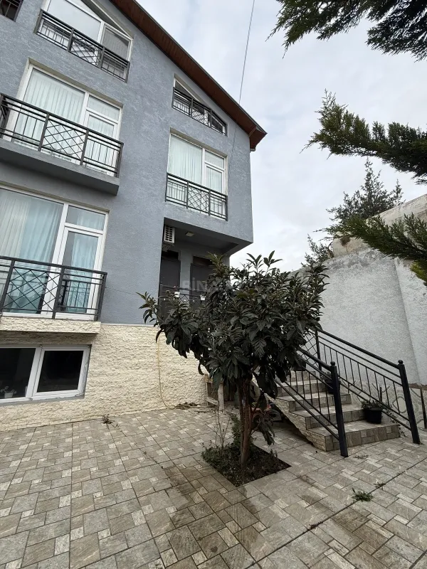 Satılır 13 otaqlı həyət evi 363 m²