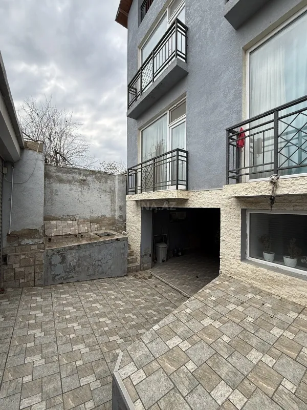 Satılır 13 otaqlı həyət evi 363 m²