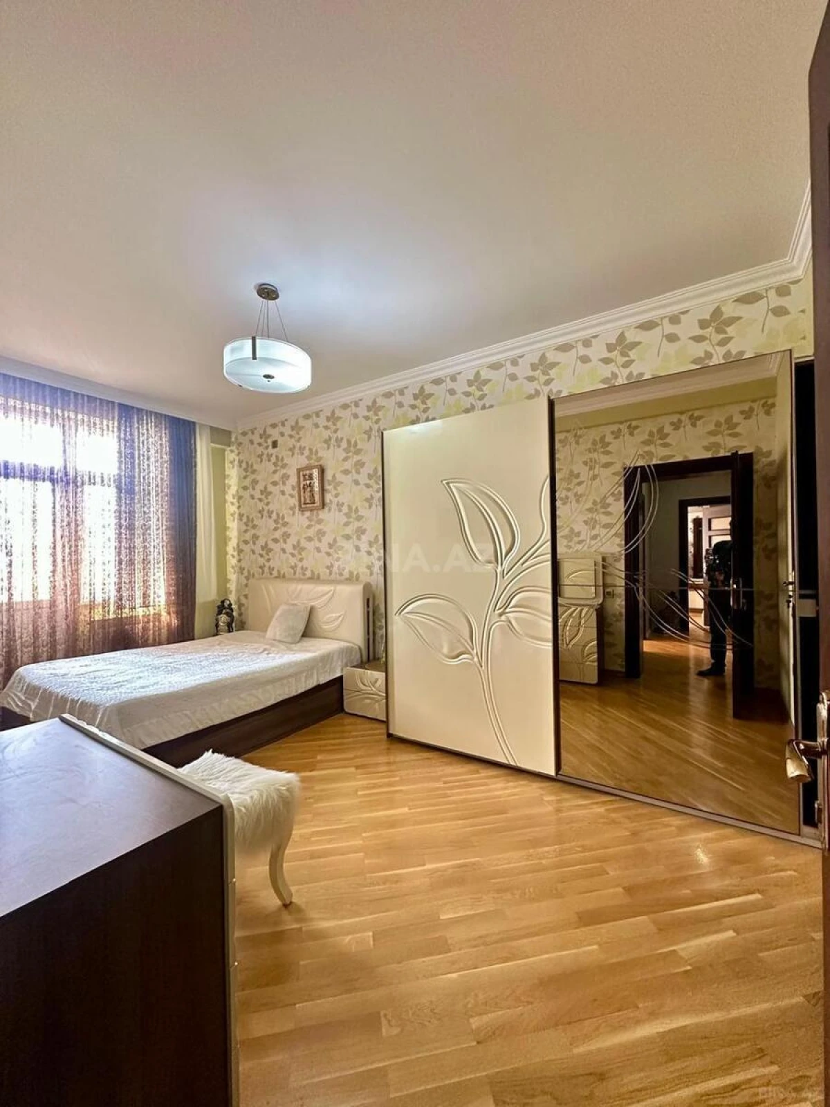 Satılır 4 otaqlı mənzil 160 m²