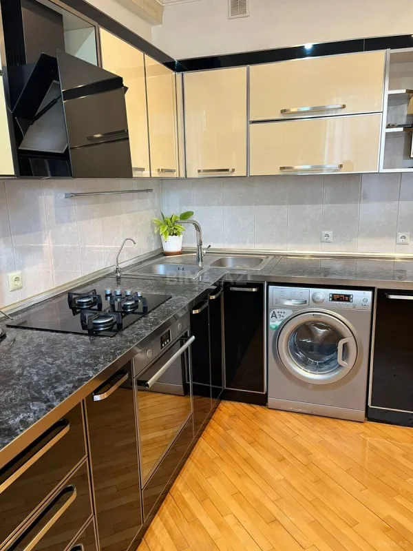 Satılır 3 otaqlı mənzil 108 m²