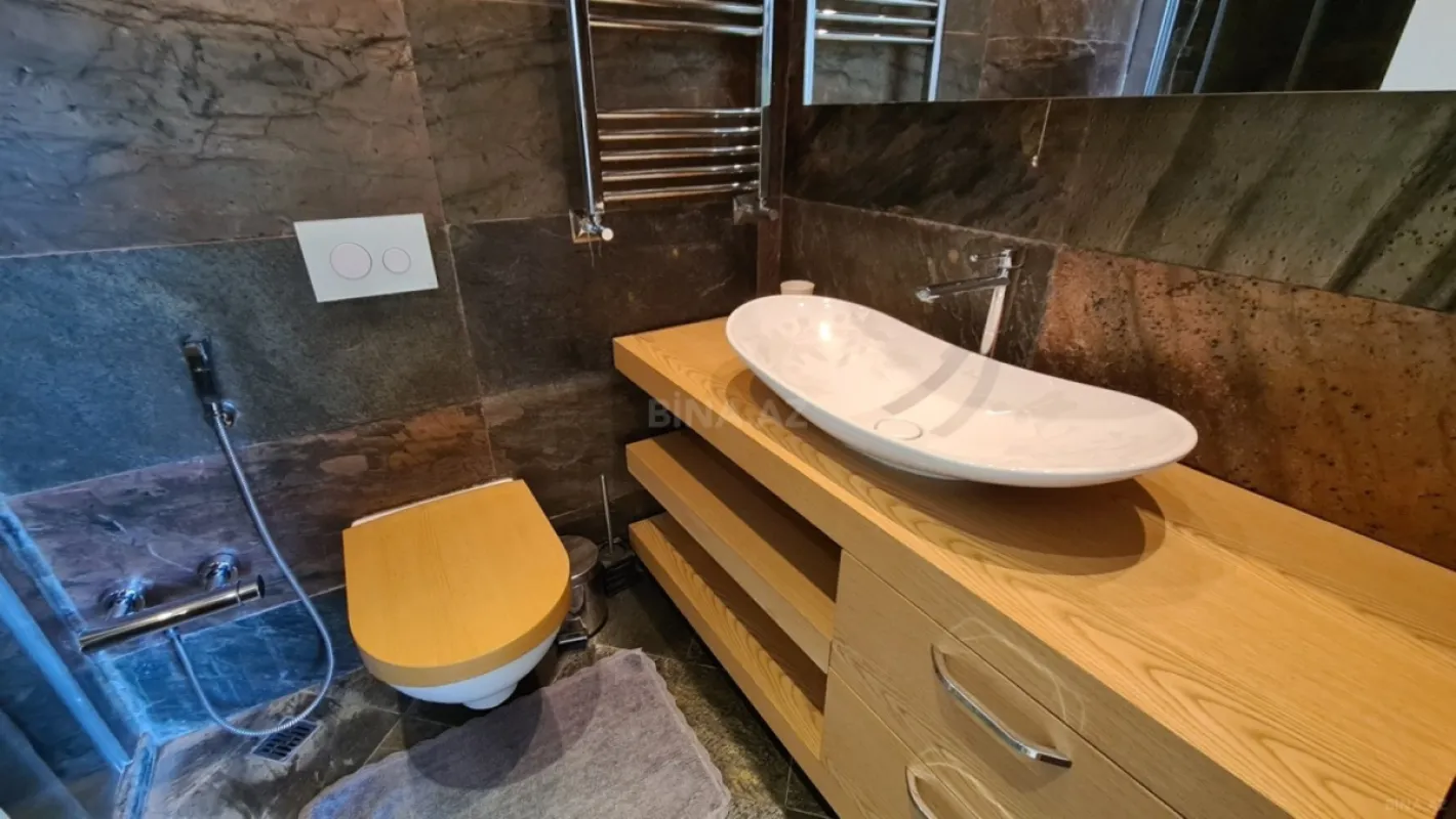 Satılır 4 otaqlı mənzil 185 m²