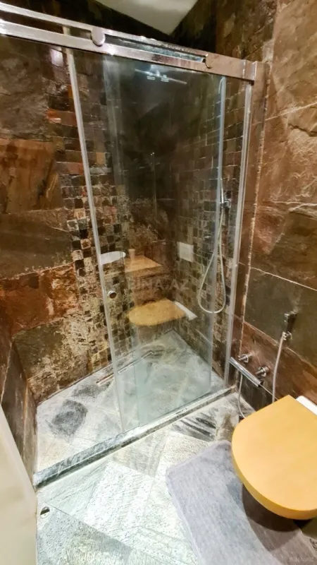 Satılır 4 otaqlı mənzil 185 m²