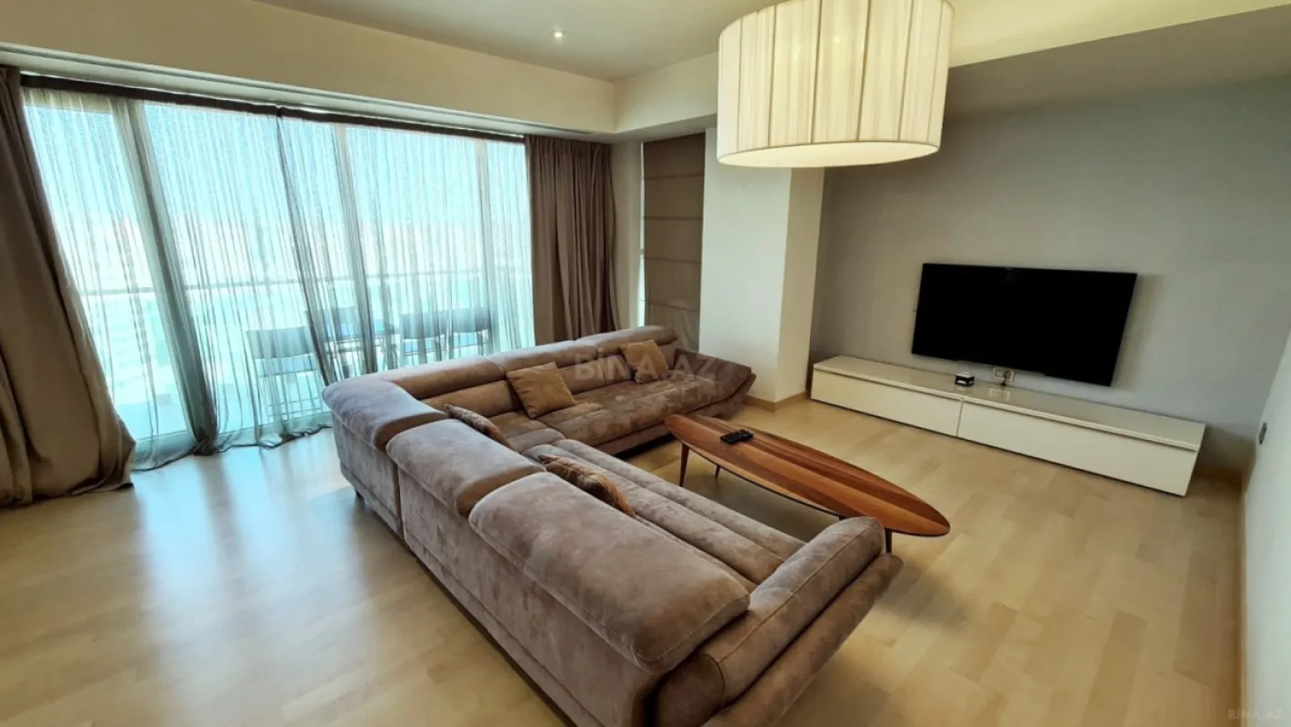 Satılır 4 otaqlı mənzil 185 m²