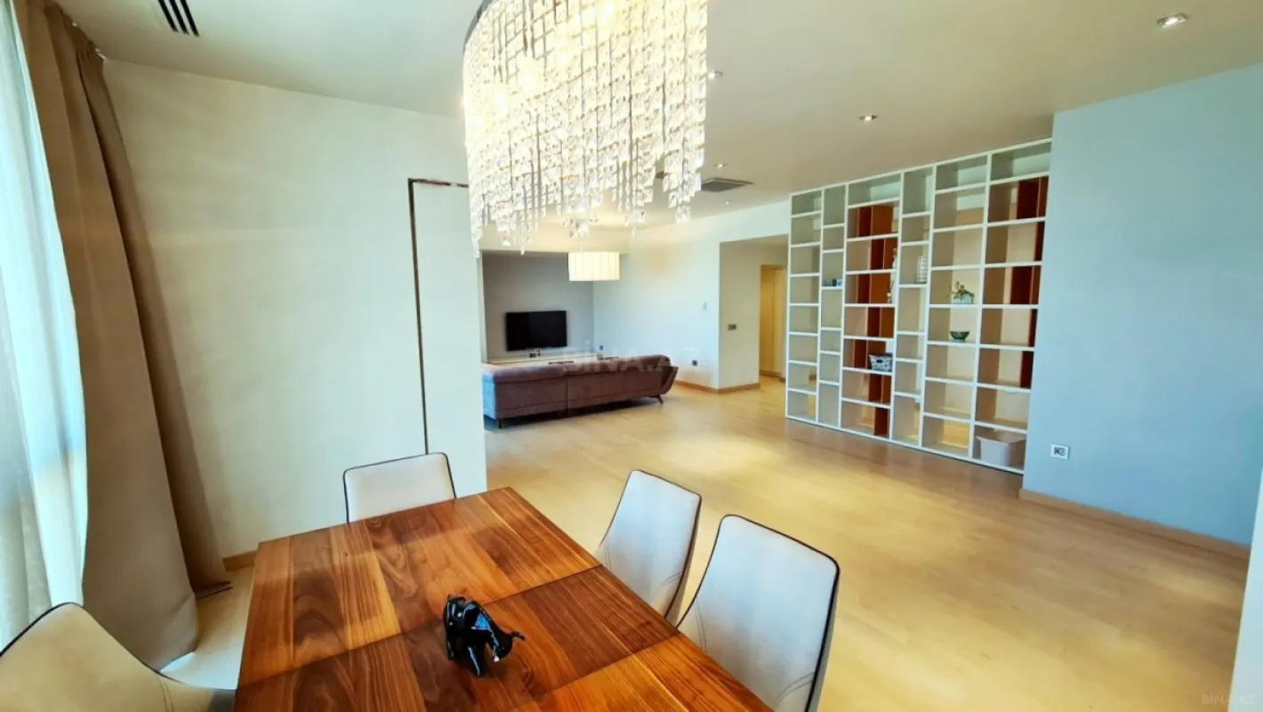 Satılır 4 otaqlı mənzil 185 m²