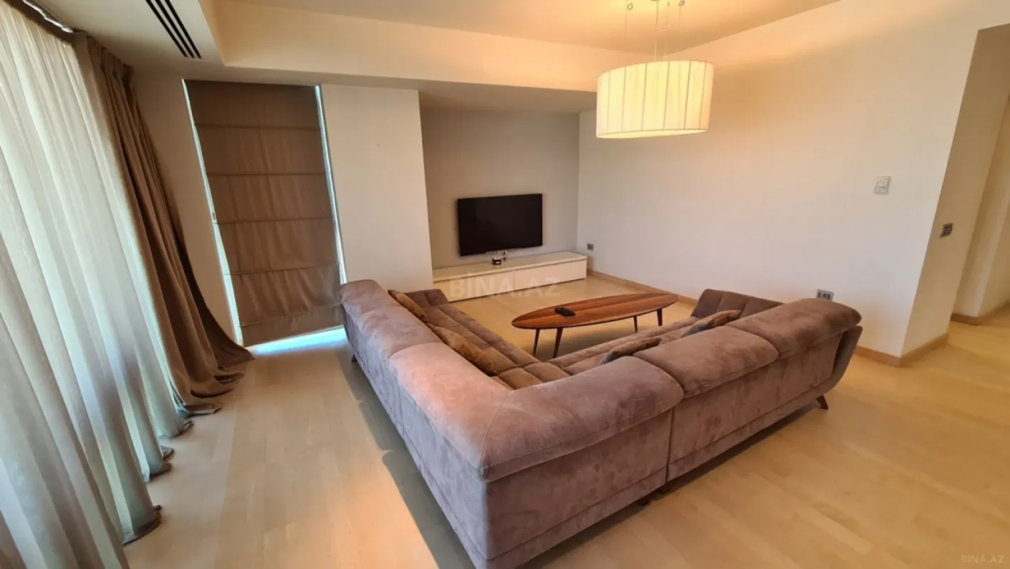 Satılır 4 otaqlı mənzil 185 m²