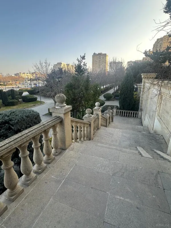 Satılır 3 otaqlı mənzil 126 m²