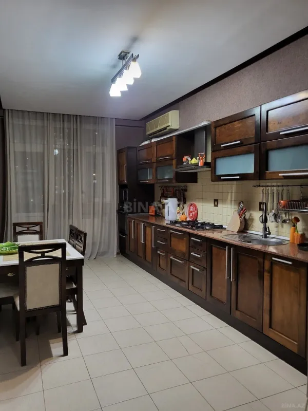 Kirayə verilir 4 otaqlı mənzil 178 m²