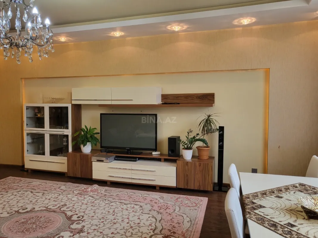 Kirayə verilir 4 otaqlı mənzil 178 m²