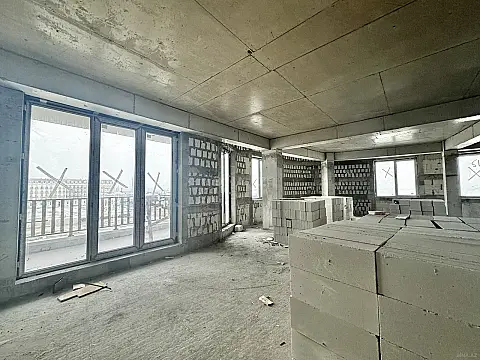 Satılır 4 otaqlı mənzil 194 m²