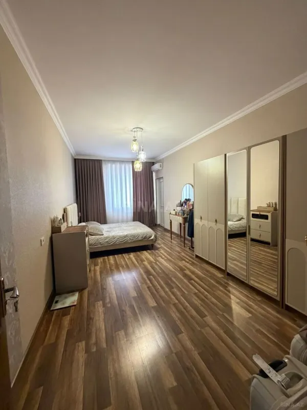 Satılır 4 otaqlı mənzil 154 m²