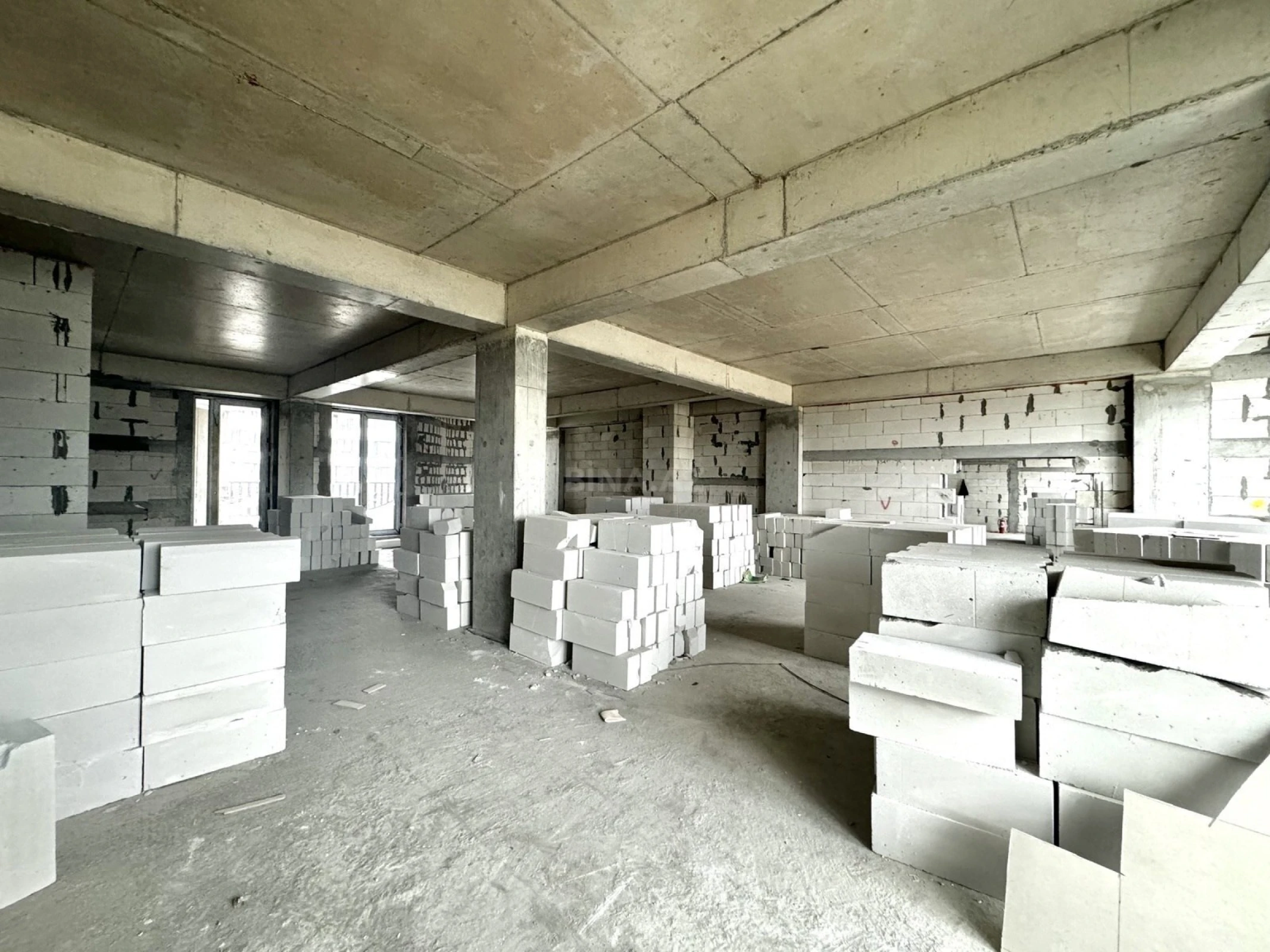 Satılır 4 otaqlı mənzil 180 m²