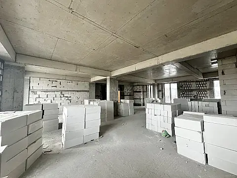 Satılır 4 otaqlı mənzil 180 m²