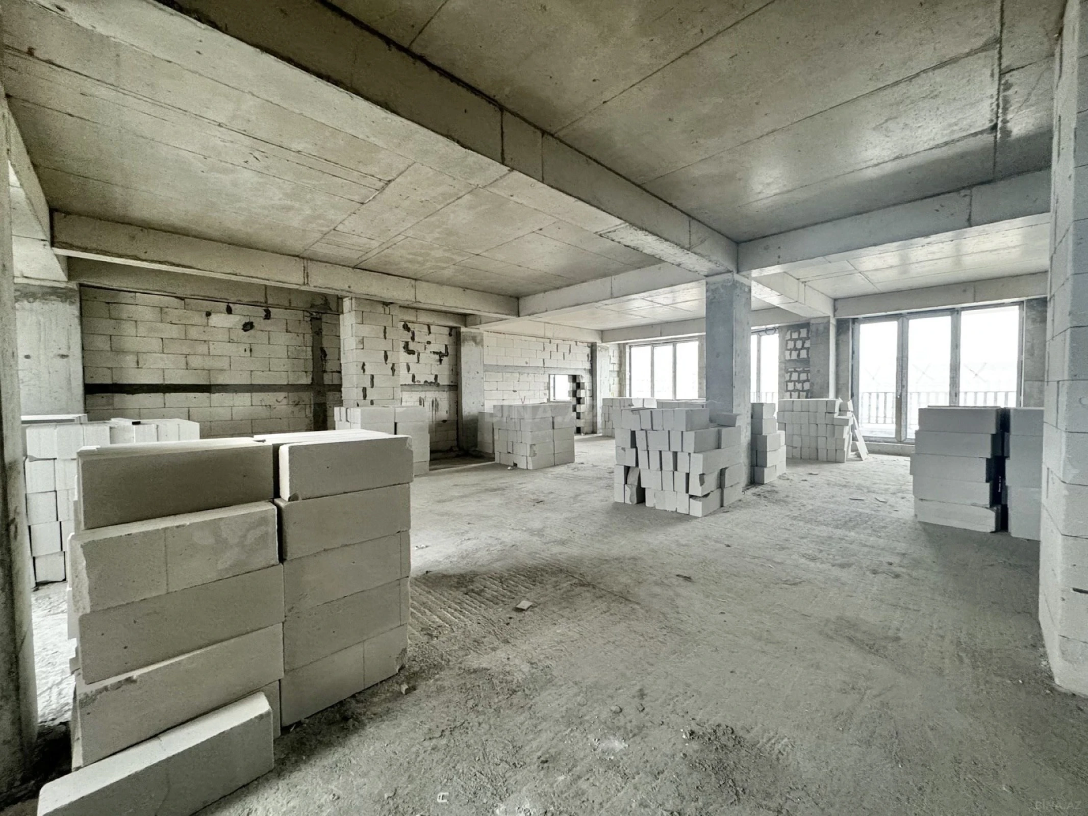 Satılır 4 otaqlı mənzil 180 m²