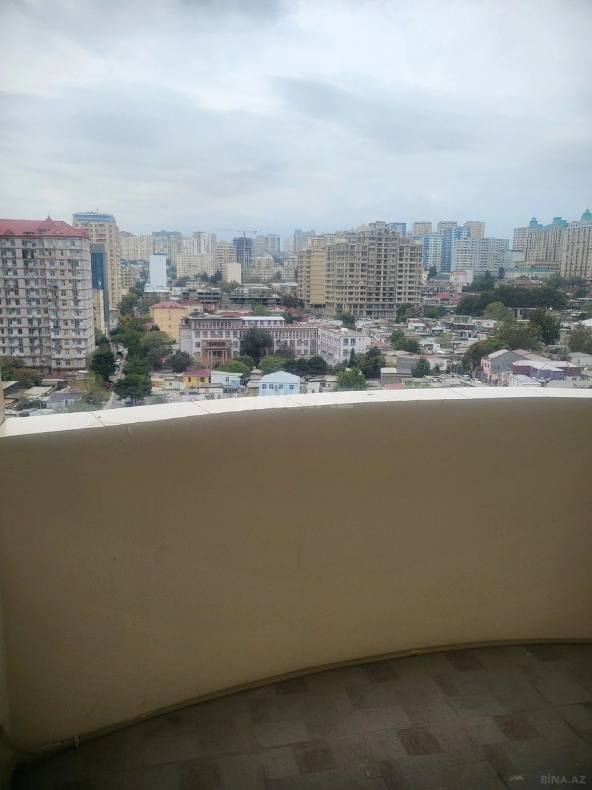 Satılır 4 otaqlı mənzil 180 m²