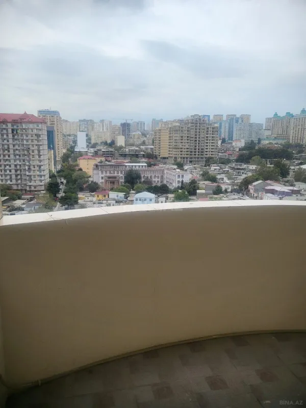 Satılır 4 otaqlı mənzil 180 m²