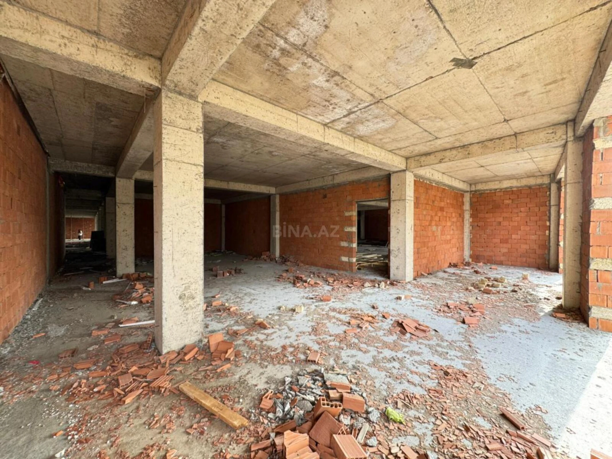 Satılır obyekt 950 m²