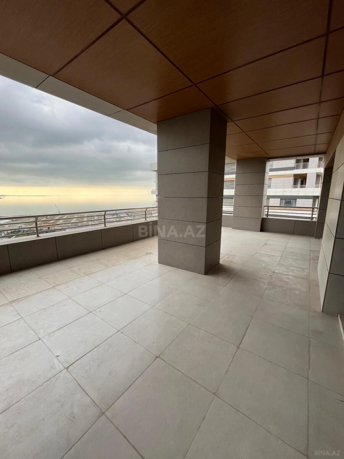 Satılır 5 otaqlı mənzil 396 m²