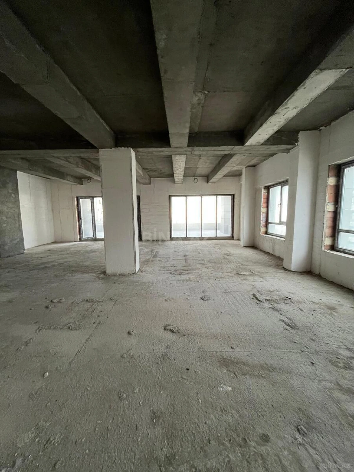Satılır 5 otaqlı mənzil 396 m²