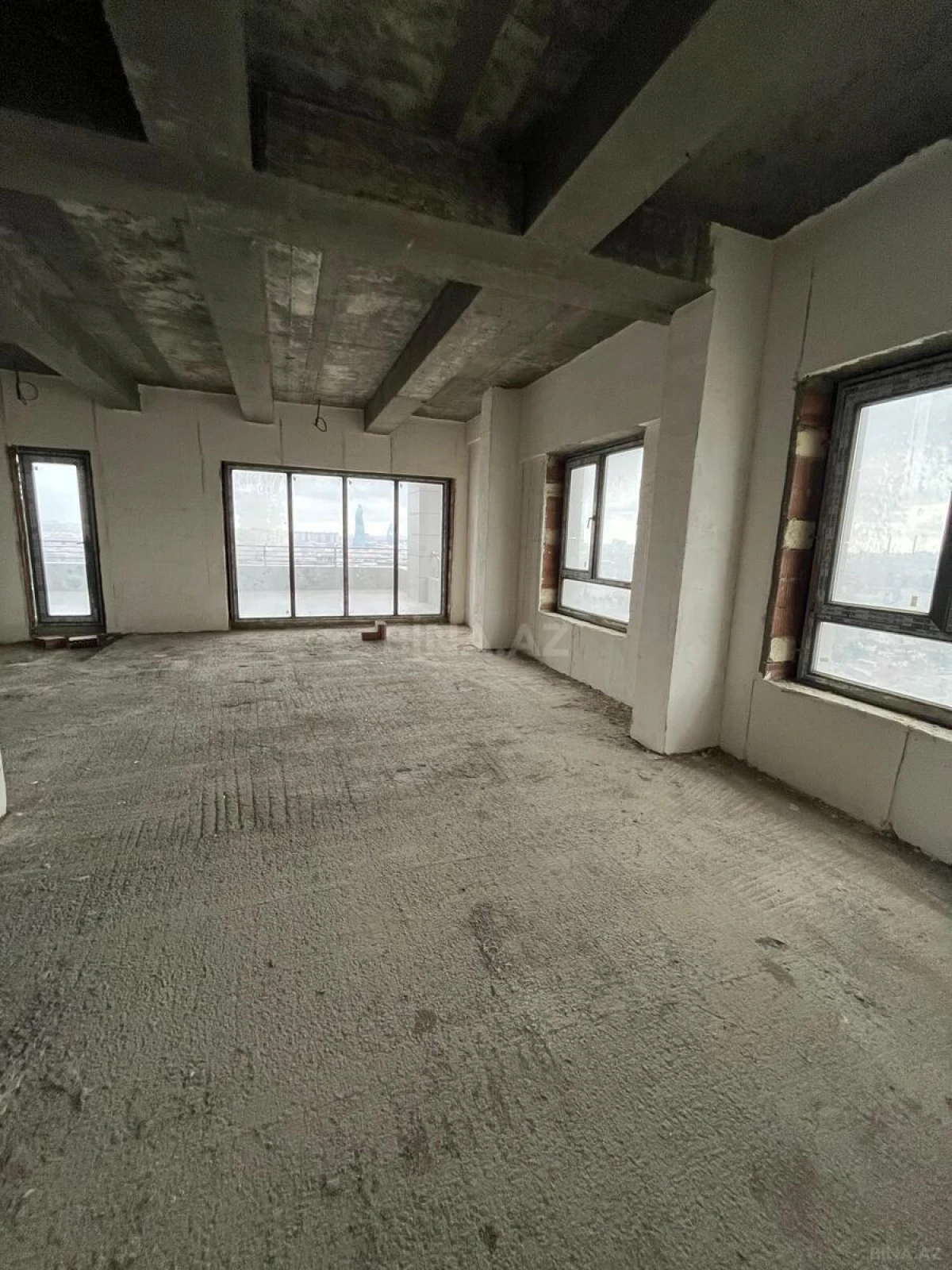 Satılır 5 otaqlı mənzil 396 m²