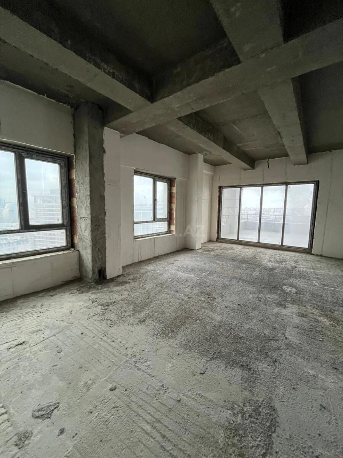 Satılır 5 otaqlı mənzil 396 m²
