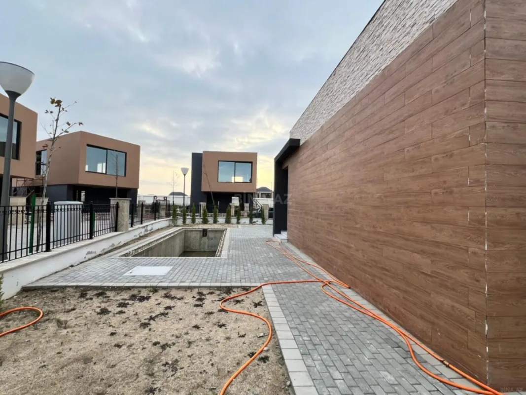 Satılır 8 otaqlı mənzil 523 m²