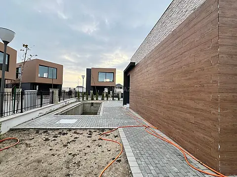 Satılır 8 otaqlı mənzil 523 m²