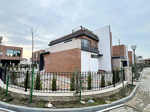 Satılır 8 otaqlı mənzil 523 m²