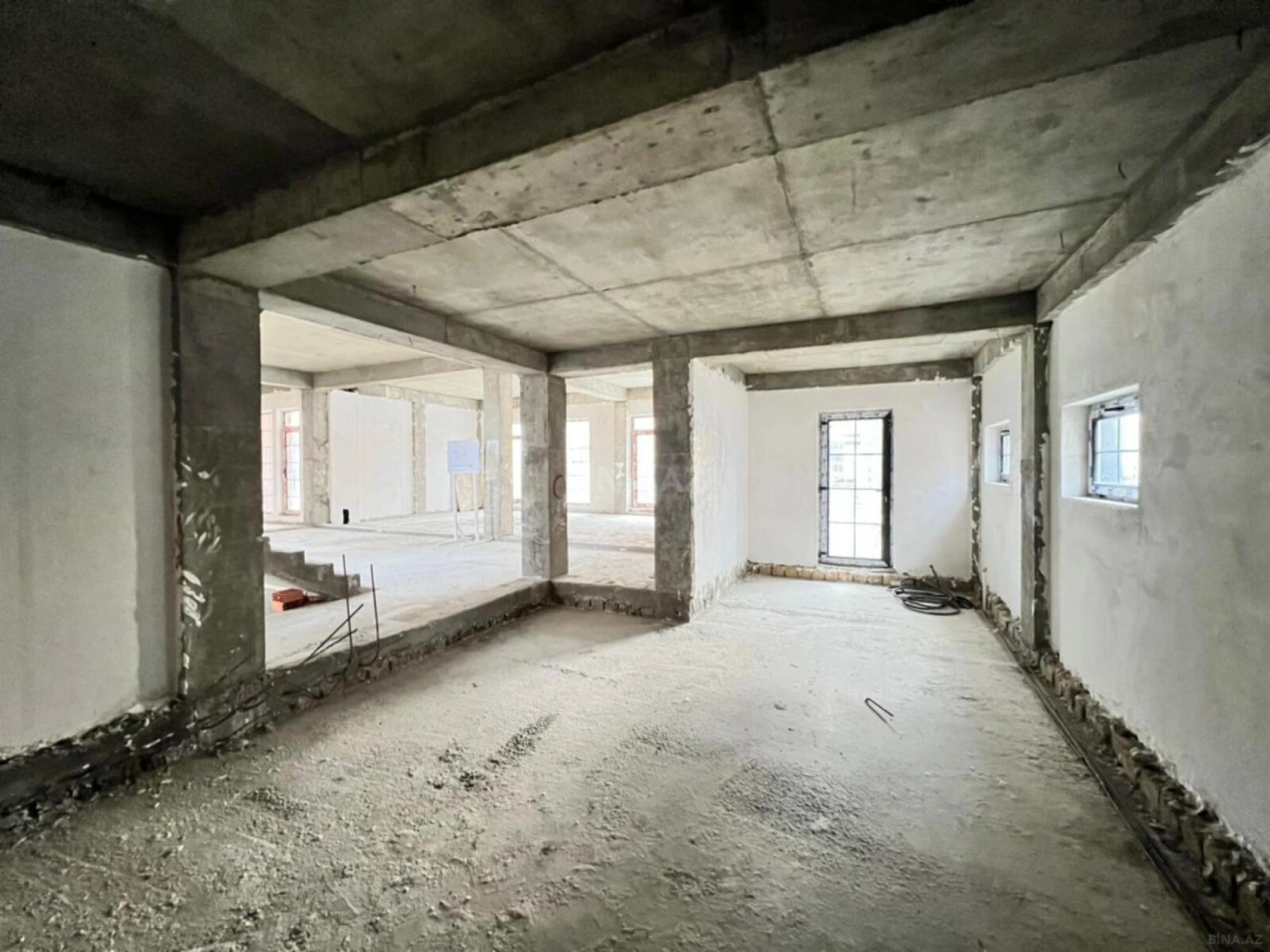 Satılır 8 otaqlı mənzil 523 m²