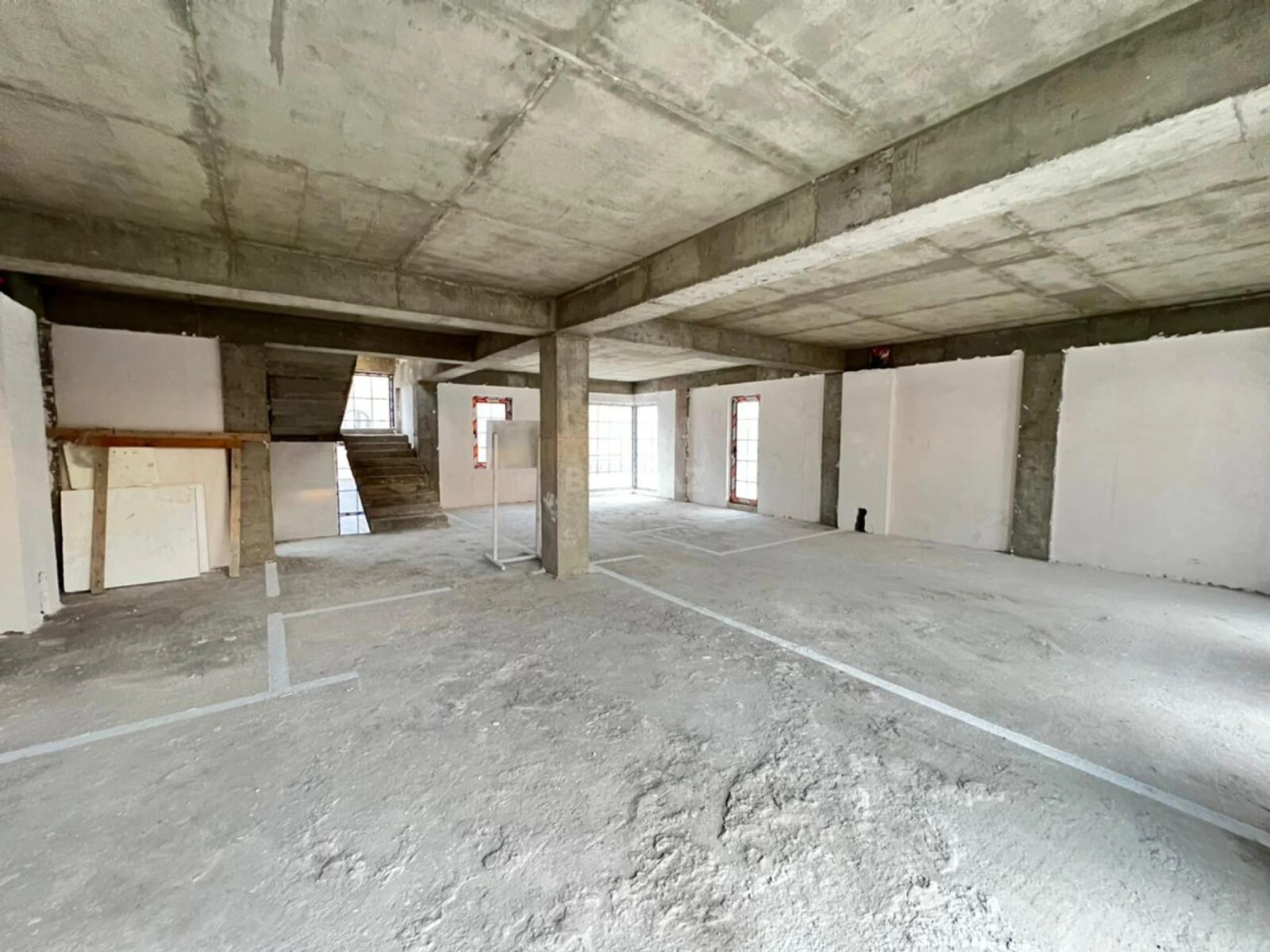 Satılır 8 otaqlı mənzil 523 m²