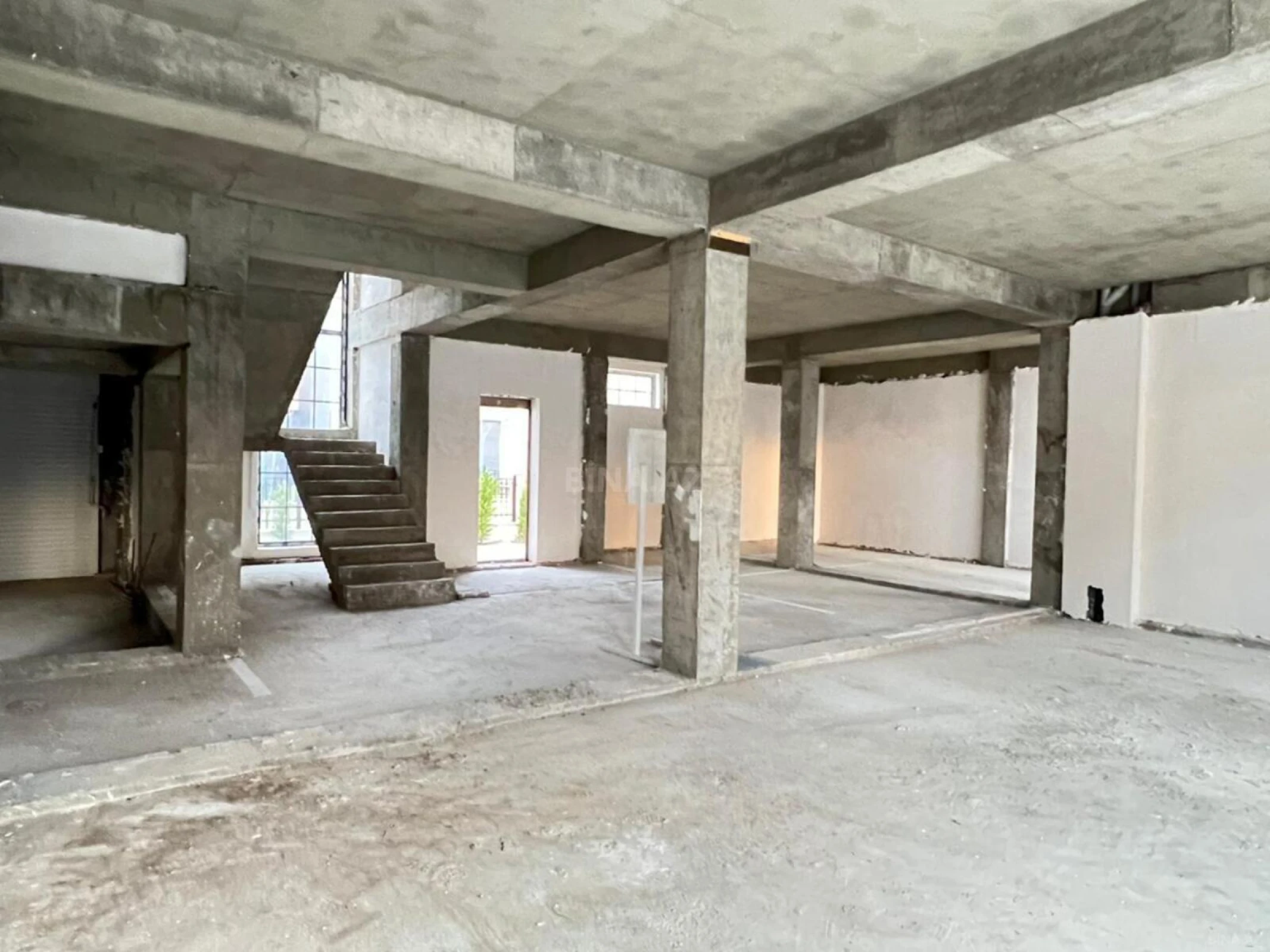 Satılır 8 otaqlı mənzil 523 m²