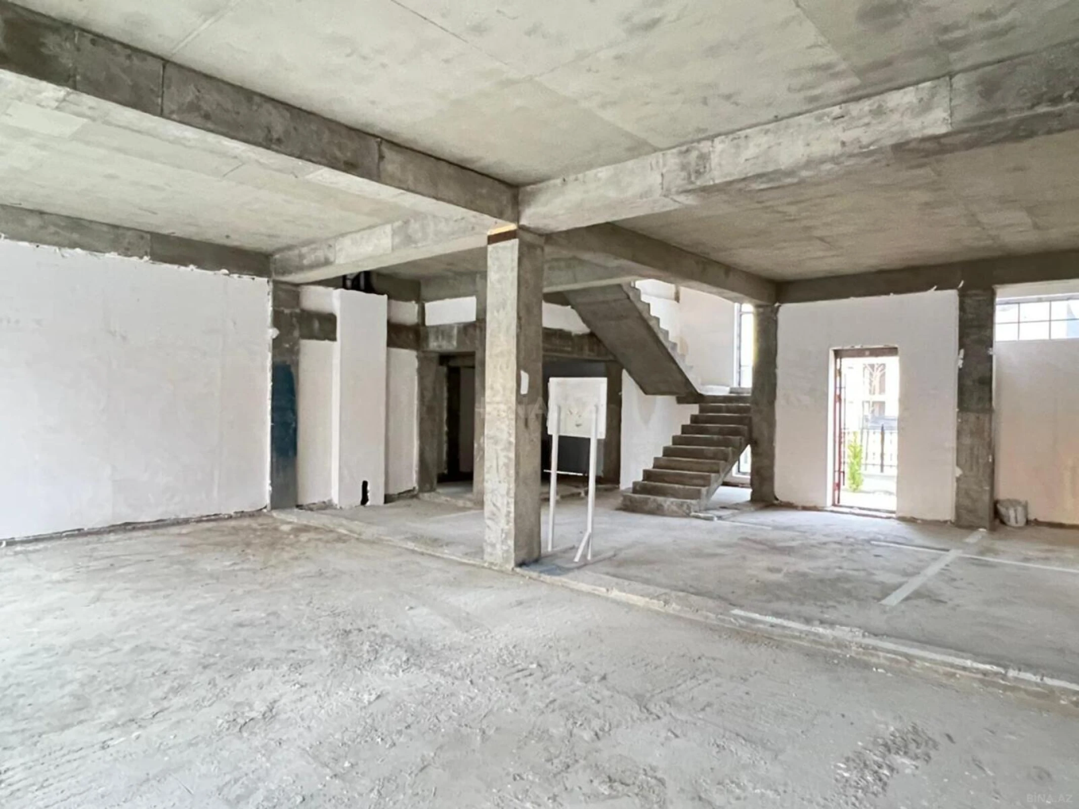 Satılır 8 otaqlı mənzil 523 m²